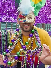 levne Příslušenství-Dámská sada plastových náhrdelníků s korálky na Mardi Gras - barevné zelené fialové a zlaté perfektní pro karnevalové a maškarní párty