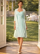 baratos Conjuntos de vestidos para mamãe-Duas Peças Tubinho Até os Joelhos Vestido de convidada de casamento Vestido Para Mãe dos Noivos Manga 3/4 Decote Princesa Elegante Tamanhos Grandes Convidado do casamento Igreja Chiffon Renda