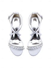 economico Donne-sandali da sposa con tacco a blocco decorati con perle da donna: elegante design con cinturini per spose moderne per matrimoni chic in città