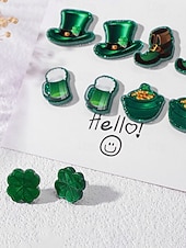  女性用アクリル製聖パトリックの日のイヤリングセット。楽しいレプラコーン、ビールジョッキ、クローバーのデザイン。聖パトリックの日、カーニバル、普段使いに最適です。
