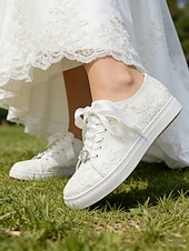 preiswerte Braut-Braut-Spitzen-Hochzeits-Sneaker – elegante elfenbeinfarbene Low-Top-Sneaker mit Satinband-Schnürsenkeln und Strass-Details für Bräute und besondere Anlässe