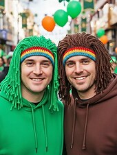 preiswerte St. Patrick&amp;#39;s Day-Herren-Perückenmütze aus Häkelgarn, mehrfarbiges Design mit grünen, roten und gelben Streifen, perfekt für den St. Patrick's Day und Kostümpartys