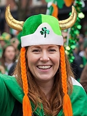  Dámský vikingský klobouk na Den svatého Patrika se zlatými rohy a zapletenými oranžovými vlasy, zelený trojlístek na irské přehlídky, festivaly &párty oblečení