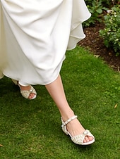 abordables mariée-Sandales de mariée blanches en perles, chaussures à petit talon bloc et bride cheville pour les mariages champêtres et formels.