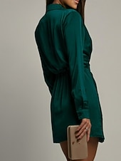 abordables mini robe noire-Femmes Mini Robe Robe en Satin Robe Chemise Robe froncée Moderne Quotidien Sortir Week-end Coupe régulière Uni manche longue Col de chemise Noir Vert foncé Marron Rose rouge Printemps Automne