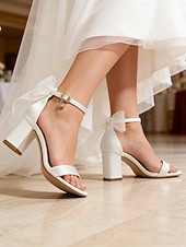 economico sposa-sandali da sposa con fiocco bianco per la sposa, scarpe con tacco a blocco e cinturino alla caviglia per matrimoni in giardino, in chiesa e formali
