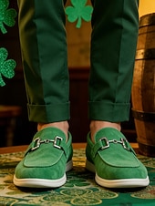  mocassini da uomo con fibbia verde: design elegante e comodo, ideali per il giorno di San Patrizio, abbigliamento casual e comfort quotidiano