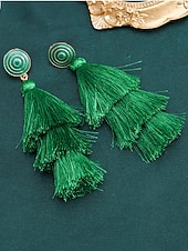  レディースグリーンタッセルイヤリング - 多層フリンジタッセル付きのスタイリッシュなスパイラルスタッドイヤリング。聖パトリックの日やお祝いのお祝いに最適です。