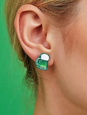  女性用アクリル製聖パトリックの日のイヤリングセット。楽しいレプラコーン、ビールジョッキ、クローバーのデザイン。聖パトリックの日、カーニバル、普段使いに最適です。