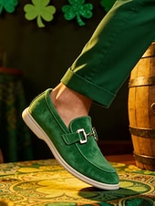  mocassini da uomo con fibbia verde: design elegante e comodo, ideali per il giorno di San Patrizio, abbigliamento casual e comfort quotidiano