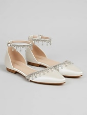 preiswerte Braut-Weiße Hochzeits-Ballerinas für Damen – elegante Brautschuhe mit Strass-Fesselriemchen für Bräute und formelle Anlässe