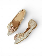 abordables mariée-Ballerines fleuries champagne pour femme, à la finition texturée, élégantes chaussures de mariée pour un mariage en plein air dans un jardin.