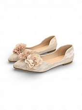 abordables mariée-Ballerines fleuries champagne pour femme, à la finition texturée, élégantes chaussures de mariée pour un mariage en plein air dans un jardin.