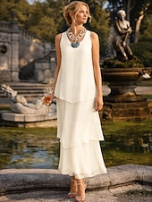 baratos Comprimento do tornozelo-Tubinho Até o Tornozelo Vestido de convidada de casamento Vestido formal Tiered Dress Vestido Para Mãe dos Noivos Sem Manga Decote V Elegante Simples Convidado do casamento Semi formal Chiffon com