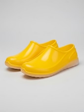 رخيصةأون قباقيب نسائية-أحذية نسائية صفراء مقاومة للماء للحديقة - أحذية خفيفة الوزن سهلة الارتداء للبستنة، والعمل في الهواء الطلق، واستخدام الفناء، والشاطئ، والأيام الممطرة