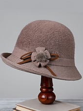 Недорогие Женские шляпы-Женская шерстяная фетровая шапка с плюшевым помпоном в виде цветка, доступна в нескольких цветах, идеально подходит для зимы и повседневной носки.