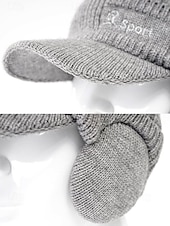 economico Cappelli da uomo-Cappello da uomo in maglia con paraorecchie – vari colori, materiale in maglia di poliestere, caldo e comodo per gli sport invernali e le attività all'aperto