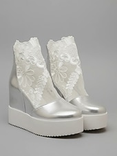 olcso Menyasszony-Női Esküvői cipők Csizmák Valentin-napi ajándékok Szandál csizma Nyári csizma Parti Menyasszonyi cipők Koszorúslány cipő Talp Ék Ék sarkú Elegáns Divat Szexi Csipke PU Papucs Fekete Fehér Forgásc