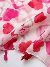 abordables Foulards pour femmes-Écharpe légère en polyester à imprimé cœurs avec pompons, douce et romantique, idéale pour la Saint-Valentin, les soirées en amoureux, le quotidien et les superpositions de saison.