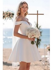 billiga Små vita klänningar-A-linje Sjöjungfru trumpet Kort mini Satängklänning Hemkomstklänning Bröllopsklänningar Brudklänningar Brudklänning Liten vit klänning Ärmlös Hjärtformad urringning Bröllop Gradering Satäng med