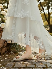 abordables mariée-Ballerines fleuries champagne pour femme, à la finition texturée, élégantes chaussures de mariée pour un mariage en plein air dans un jardin.