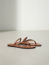 abordables Sandales à glissière-Sandales plates minimalistes pour femmes, en similicuir marron, avec bride en métal doré – idéales pour les vacances à la plage et les séjours en station balnéaire. &amp;voyageurs élégants