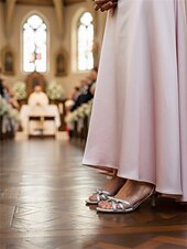 olcso Esküvői Vendég-női, 1950-es évekbeli vintage szaténzöld pántos, cicasarkú szandál masni díszítéssel – elegáns estélyi cipők esküvői vendégeknek, koktélpartikra és hivatalos eseményekre
