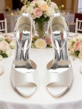 preiswerte Braut-Elegante Brautsandalen aus elfenbeinfarbenem Satin mit Knöchelriemen und Kristallverzierung an der Ferse – perfekt für eine Hochzeit in der Stadt.