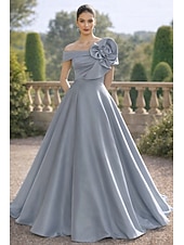 preiswerte A-Linie Abendkleider-A-Linie Bodenlang Abendkleid Ballkleid Festliche Kleidung Elegant seidig Kurzarm Schulterfrei Hochzeit Formell Tasche Satin Tiefer Wasserfall-Rückenausschnitt mit Gestickte Blume Falten