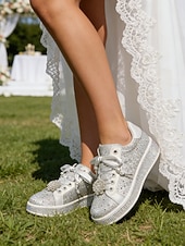 abordables mariée-Baskets de mariée argentées à lacets et strass pour femme, chaussures de mariage confortables et scintillantes pour une cérémonie en extérieur dans un jardin.
