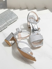 abordables Dama de honor-Sandalias de tacón cuadrado con tiras y purpurina plateada para mujer, con correa en el tobillo: zapatos brillantes de punta cuadrada y tacón medio para bodas de verano y resorts tropicales.