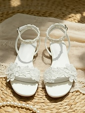 preiswerte Braut-Brautsandalen aus weißer Spitze für Damen mit Blumenapplikationen – ideal für Bohème-Hochzeiten