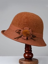 Недорогие Женские шляпы-Женская шерстяная фетровая шапка с плюшевым помпоном в виде цветка, доступна в нескольких цветах, идеально подходит для зимы и повседневной носки.