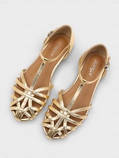 olcso Nők-női arany metálfényű ketreces szandál - elegáns lapos, pántos alkalmi cipők üdülői estékre, kényelmes T-pántos nyári szandálok nyaralási vacsorákhoz &amp;hajózási ruházat