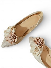 abordables mariée-Ballerines fleuries champagne pour femme, à la finition texturée, élégantes chaussures de mariée pour un mariage en plein air dans un jardin.