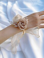 baratos Casamento ACC-Conjunto de corsage feminino em poliéster para casamento, com flor de pulso para dama de honra em tons de champanhe e branco e boutonnière para padrinho, estilo elegante e romântico para cerimônias de casamento, noivado e eventos formais.