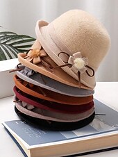 Недорогие Женские шляпы-Женская шерстяная фетровая шапка с плюшевым помпоном в виде цветка, доступна в нескольких цветах, идеально подходит для зимы и повседневной носки.