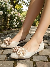 abordables mariée-Ballerines fleuries champagne pour femme, à la finition texturée, élégantes chaussures de mariée pour un mariage en plein air dans un jardin.