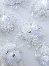 abordables Boda ACC-Ramillete de muñeca de rosas para mujer, flor de cinta de poliéster con pulsera elástica de perlas falsas, varios colores, accesorio elegante para damas de honor y novias para bodas, bailes de graduación y eventos formales.