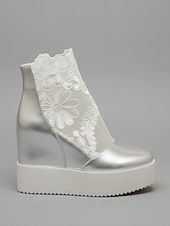 olcso Menyasszony-Női Esküvői cipők Csizmák Valentin-napi ajándékok Szandál csizma Nyári csizma Parti Menyasszonyi cipők Koszorúslány cipő Talp Ék Ék sarkú Elegáns Divat Szexi Csipke PU Papucs Fekete Fehér Forgásc