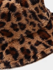 levne Dámské klobouky-Dámská čepice s leopardím potiskem a umělou kožešinou – více barev, polyesterový materiál, moderní a pohodlná na běžné nošení i do zimy