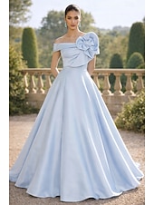 preiswerte A-Linie Abendkleider-A-Linie Bodenlang Abendkleid Ballkleid Festliche Kleidung Elegant seidig Kurzarm Schulterfrei Hochzeit Formell Tasche Satin Tiefer Wasserfall-Rückenausschnitt mit Gestickte Blume Falten