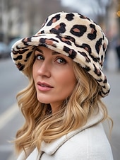 levne Dámské klobouky-Dámská čepice s leopardím potiskem a umělou kožešinou – více barev, polyesterový materiál, moderní a pohodlná na běžné nošení i do zimy