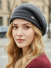 halpa Naisten hatut-Naisten pehmeä polyesterineulottu barettihattu, kevyttä villamaista lankaa, monivärinen klassinen ranskalainen tyyli jokapäiväiseen käyttöön, kaupunkiretkille, matkoille ja syksy-talvimuotiin