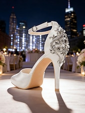 preiswerte Braut-Elegante Brautsandalen aus elfenbeinfarbenem Satin mit Knöchelriemen und Kristallverzierung an der Ferse – perfekt für eine Hochzeit in der Stadt.