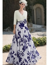 baratos Comprimento do chão-Linha A Vestidos Longo Vestido de convidada de casamento Vestido Para Mãe dos Noivos Manga 3/4 Decote V Elegante Vintage Simples Formal Chiffon com Estampa floral Franzido