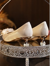 voordelige Bruid-Ivoren satijnen pumps met lage hak en kralenstrik voor dames, elegante moderne bruidsschoenen voor een stadsbruiloft