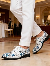 abordables Chaussures Oxford-Chaussures habillées blanches pour homme à motif floral, broderie florale bleue, modèle Oxford à lacets, style élégant et formel pour mariages, fêtes et occasions spéciales.