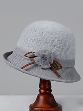 Недорогие Женские шляпы-Женская шерстяная фетровая шапка с плюшевым помпоном в виде цветка, доступна в нескольких цветах, идеально подходит для зимы и повседневной носки.