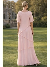baratos Comprimento do chão-Linha A Longo Vestido de convidada de casamento Tiered Dress Vestido de noite Vestido Para Mãe dos Noivos Manga Curta Gola Boba Elegante Formal Convidado do casamento Semi formal Chiffon com Fru-Fru